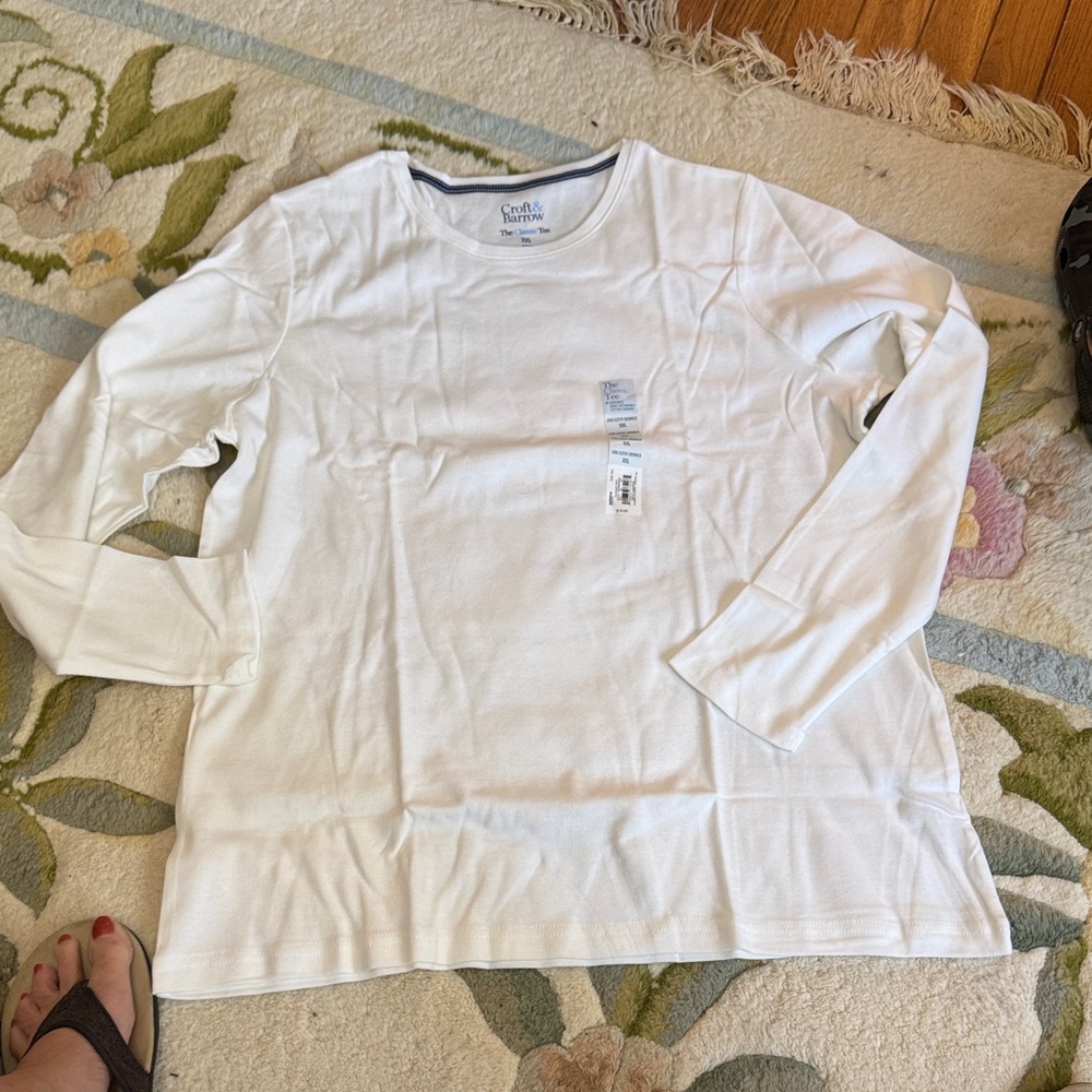 Croft & Barrow White Tee with Navy Accents 242